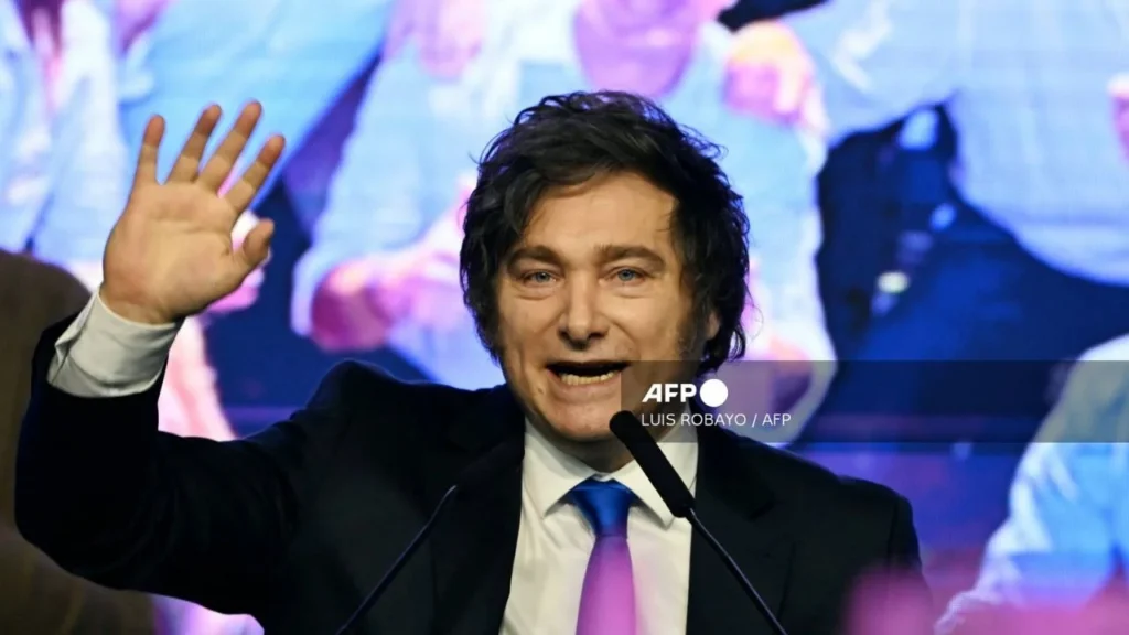 El peso argentino ganó terreno en el ámbito internacional luego del triunfo de Javier Milei en las recientes elecciones.