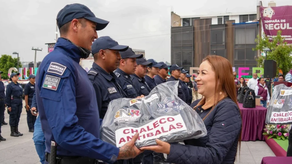 Denuncian que a horas de que les entregaron los chalecos antibalas a policías de Nicolás Romero, se los quitaron; alcaldesa no da explicación.