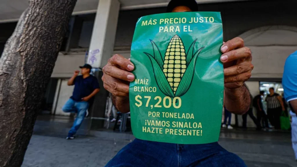 Productores de maíz mantienen bloqueos en varios estados.