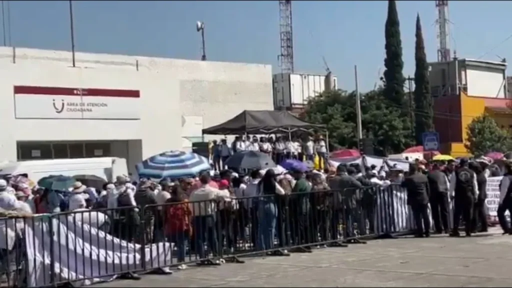 Profesores de nivel Media Superior acudieron a la Cámara de Diputados para exigir la reasignación de recursos en el Presupuesto 2026.