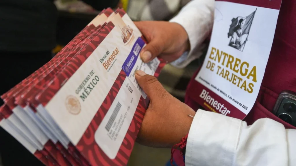 ¿Puede un familiar recoger la tarjeta de la Pensión Mujeres Bienestar?