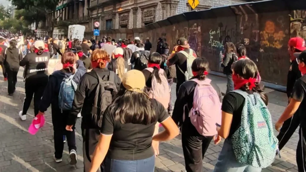 El Bloque negro, quienes se encuentran a punto de llegar a la plancha del Zócalo, se enfrentan a elementos de la SSC quienes usa extintores.