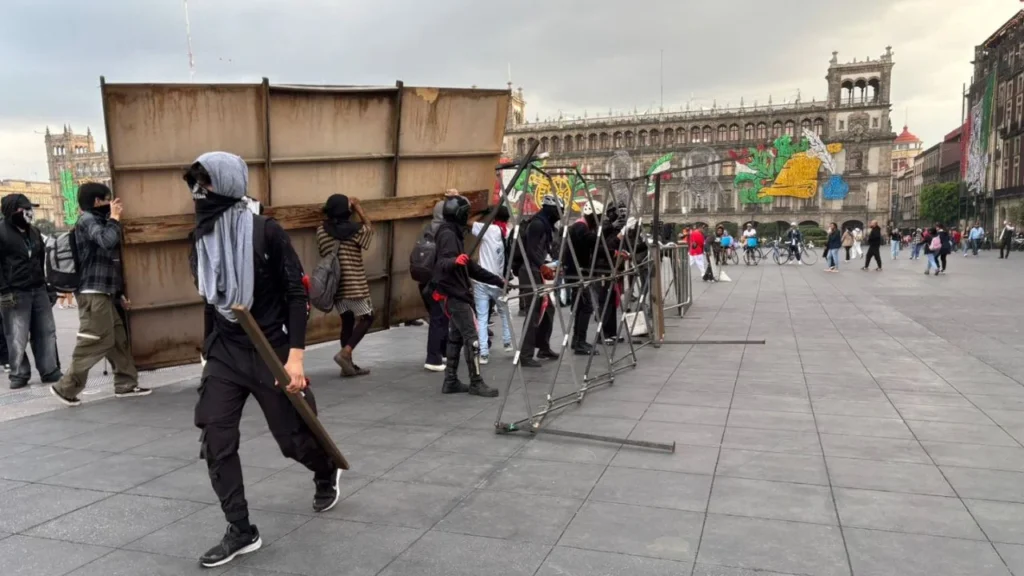 El Bloque negro, quienes se encuentran a punto de llegar a la plancha del Zócalo, se enfrentan a elementos de la SSC quienes usa extintores.