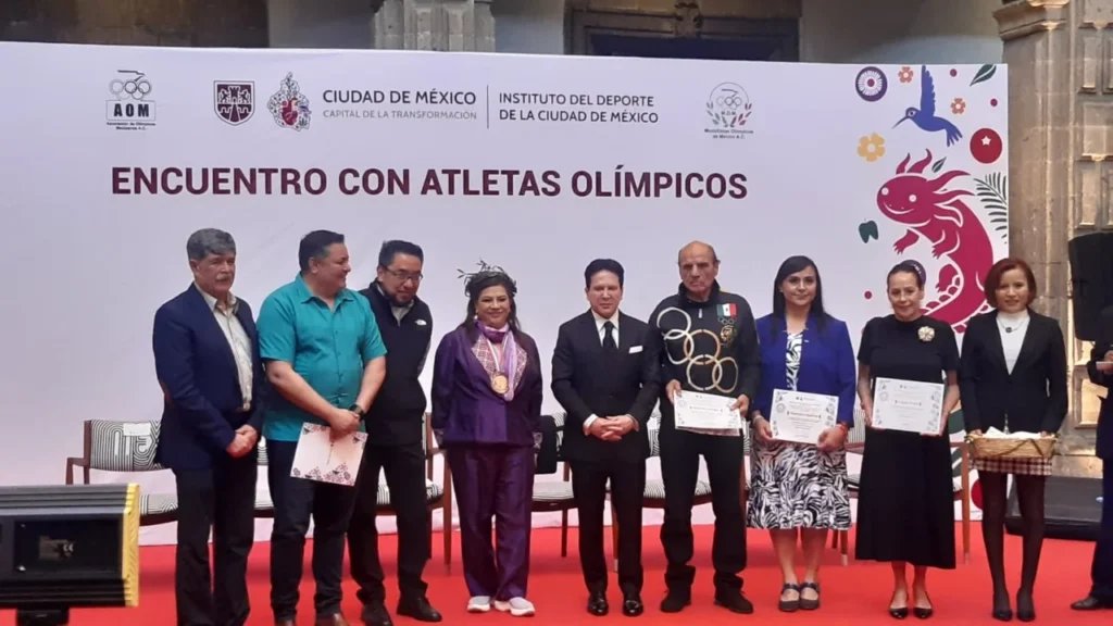 Exdeportistas reciben diplomas de embajadores de la paz y el deporte, celebrando los 57 años de México 1968.