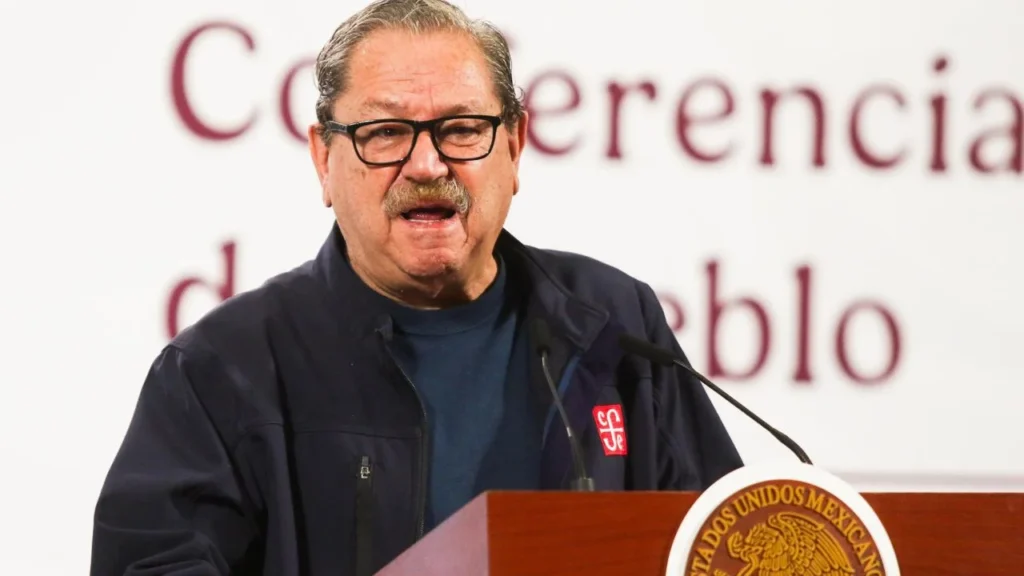 Paco Ignacio Taibo II anunció que el FCE regalará libros en América Latina