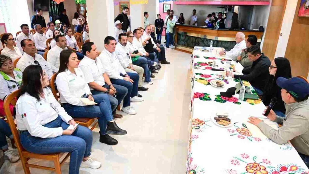 Ricardo Gallardo citó a funcionarios en Tamazunchale y allí les instruyó a contribuir sin límites en la estrategia de entrega de apoyos inmediatos a las familias afectadas.