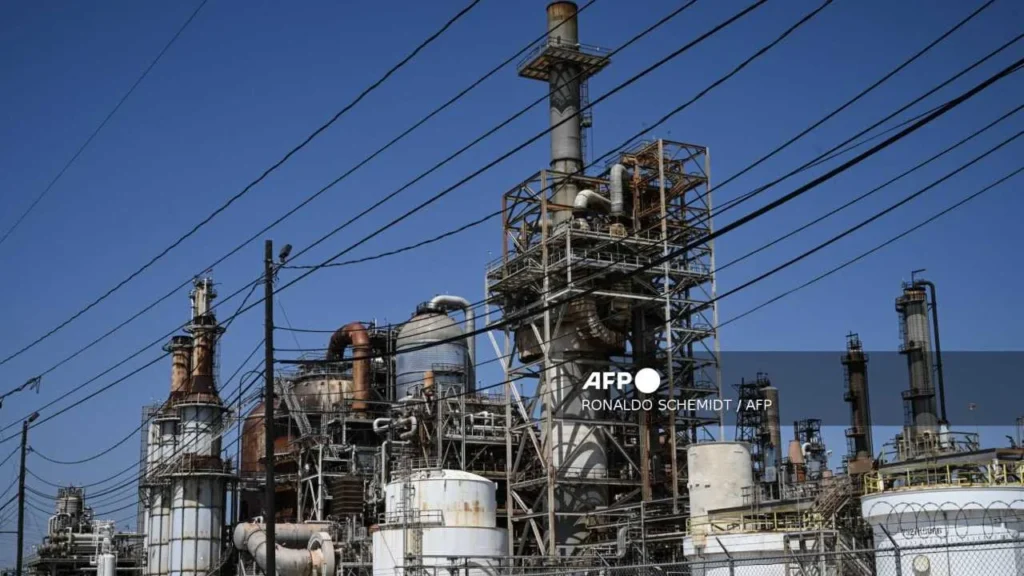 El precio del petróleo se elevó y los expertos aseguran que de prolongarse las restricciones, se mantendrían elevados.