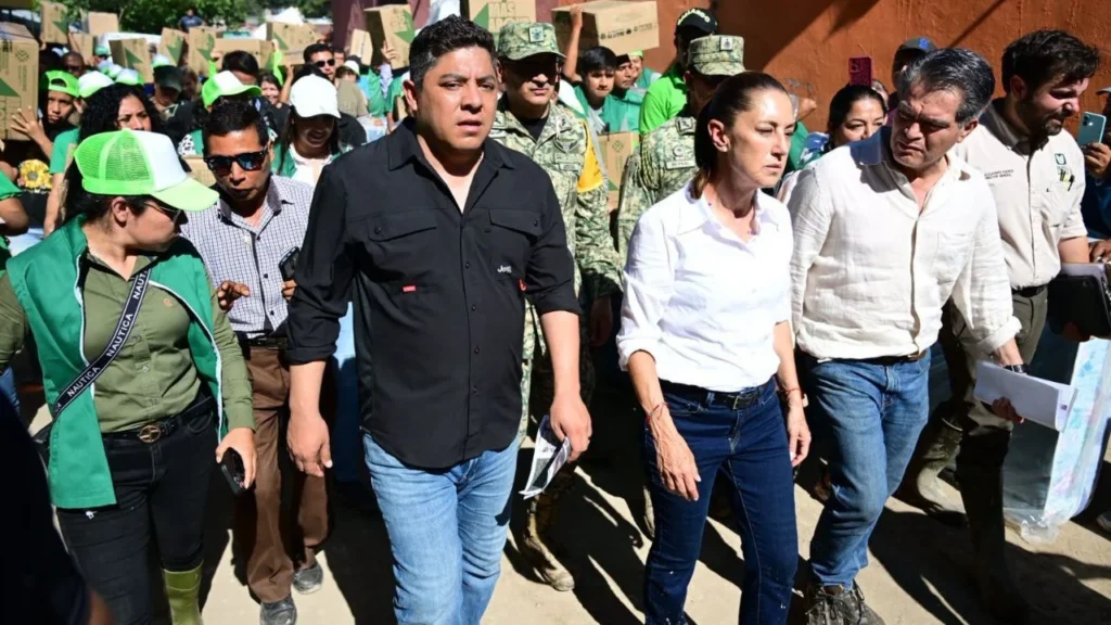 La presidenta Claudia Sheinbaum y el gobernador de San Luis Potosí, Ricardo Gallardo, durante un recorrido por la zona de desastre por lluvias.