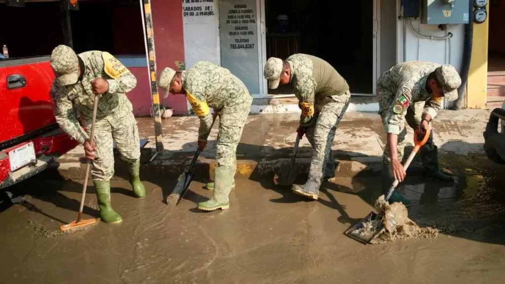 Elementos del ejército realizan apoyo de limpieza en calles afectadas por las lluvias torrenciales de la semana pasada.
