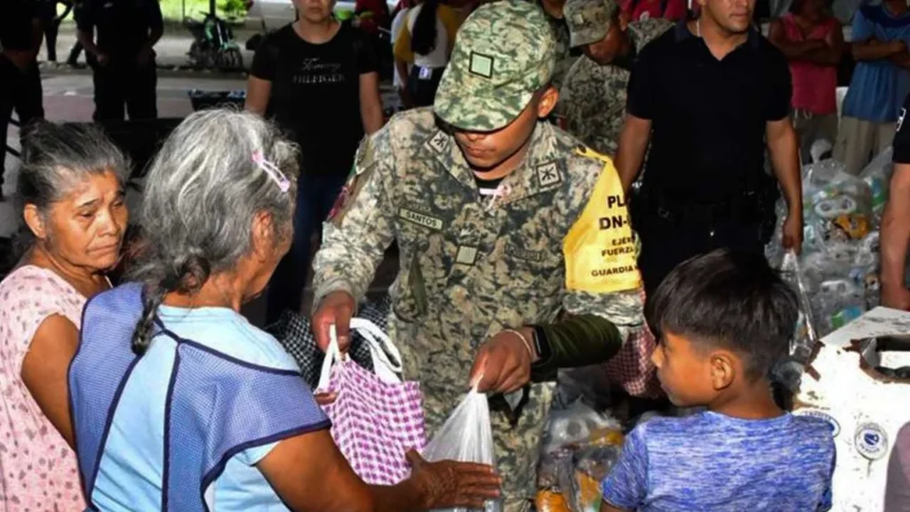 Elementos del ejército siguen apoyando a los damnificados de las entidades afectadas por las lluvias torrenciales.
