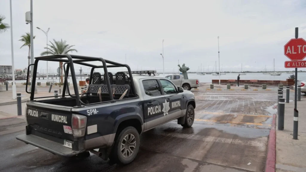 Debido a las afectaciones por el huracán Priscilla en el Pacífico y como medida de prevención, autoridades estatales suspenden clases.