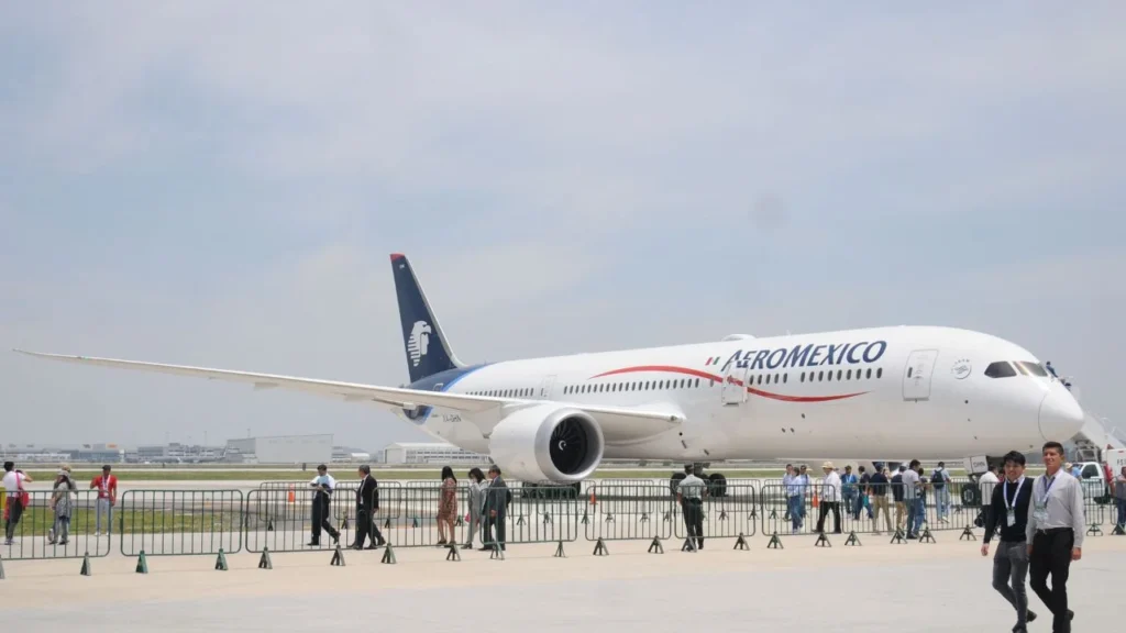 Tras la suspensión de 13 rutas aéreas rumbo a EU, la oposición señaló que solicitarán una aclaración a las autoridades.