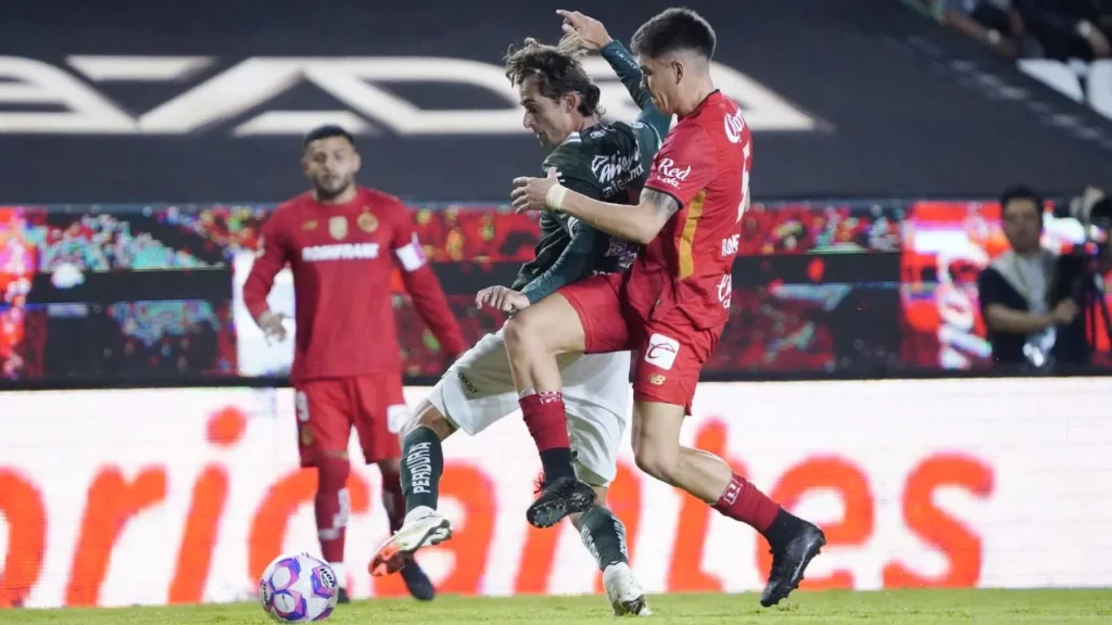 El actual campeón de la Liga, Toluca, hizo sufrir el León en su propia cancha con cuatro goles de los que no pudo recuperarse en Jornada 12.