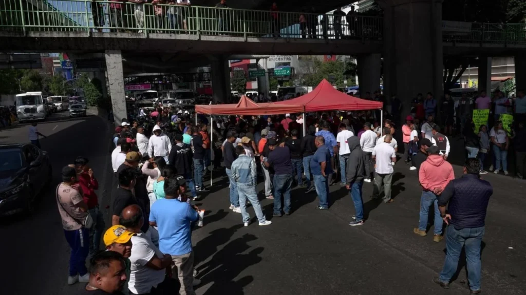Manifestantes mantuvieron el bloqueo en periférico norte al menos ocho horas por varias acusaciones contra la Fiscalía Edomex.