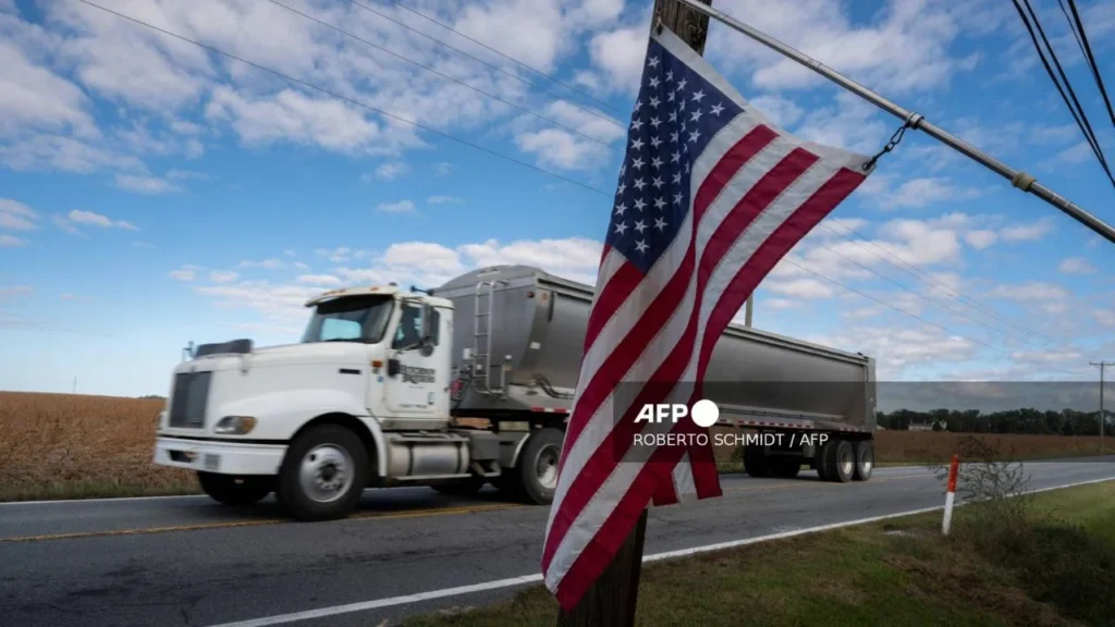 Donald Trump impone un 25% de aranceles a camiones medianos y pesados importados, además de un 10% para autobuses, a partir de noviembre.