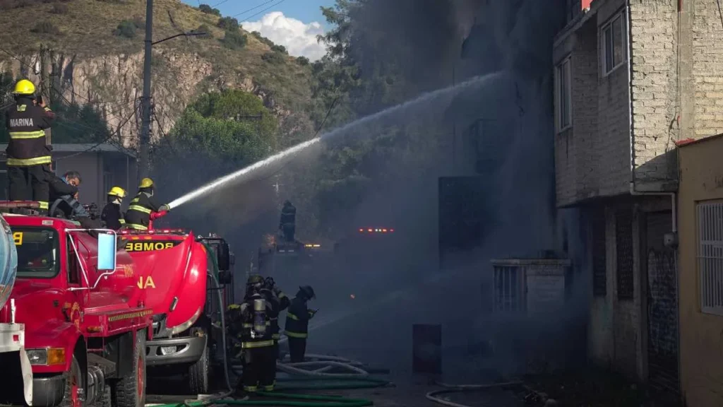 Por más de 7 horas, bomberos del Edomex y CDMX trabajaron para sofocar el incendio en una fábrica de Ecatepec.
