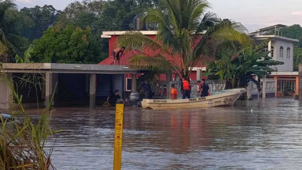 Autoridades estatales realizan labores de rescate tras el desborde de varios ríos por las intensas lluvias.