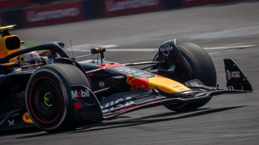 Verstappen se llevó el primer lugar durante la última hora de este viernes.