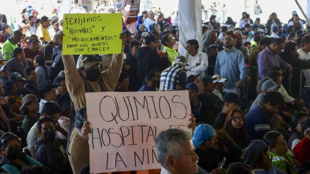 Vocero de padres de niños con cáncer llama 'asesinos' a morenistas por cambio a Ley de Amparo