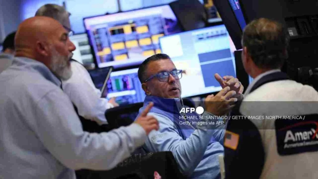 El Dow Jones retrocedió 0.65%, el S&P 500 cayó 0.63% y el Nasdaq perdió 0.47%.