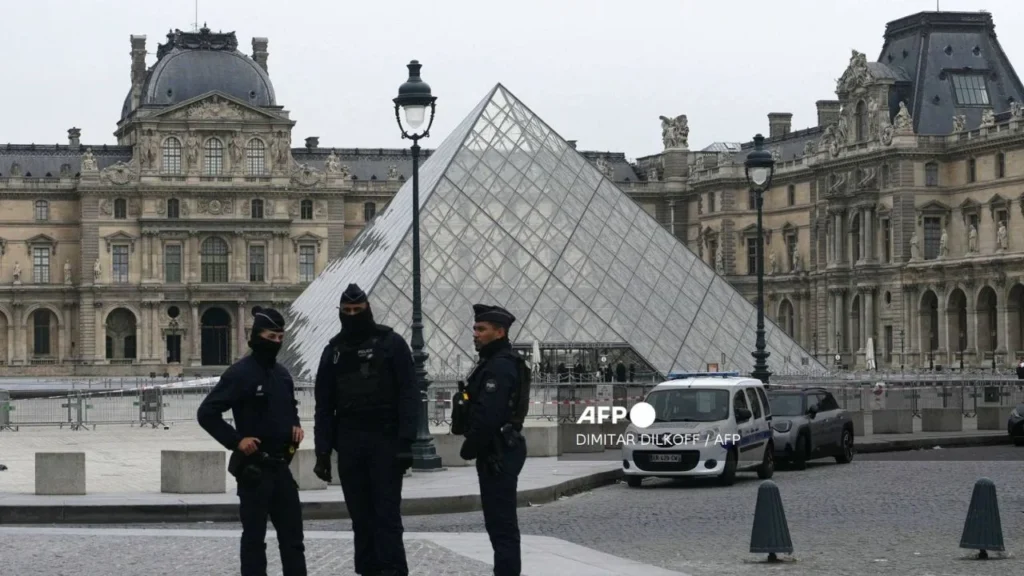 ¡Como de película! Roban el museo de Louvre en París y cierran el lugar