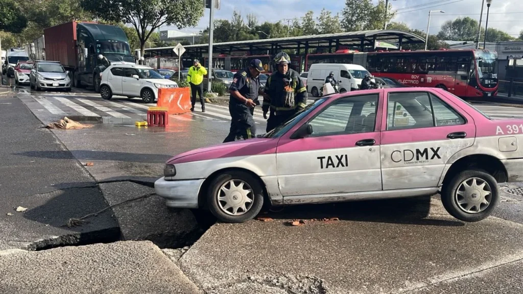 Un vehículo que quedó en el borde del socavón y fue retirado por Bomberos de la CDMX