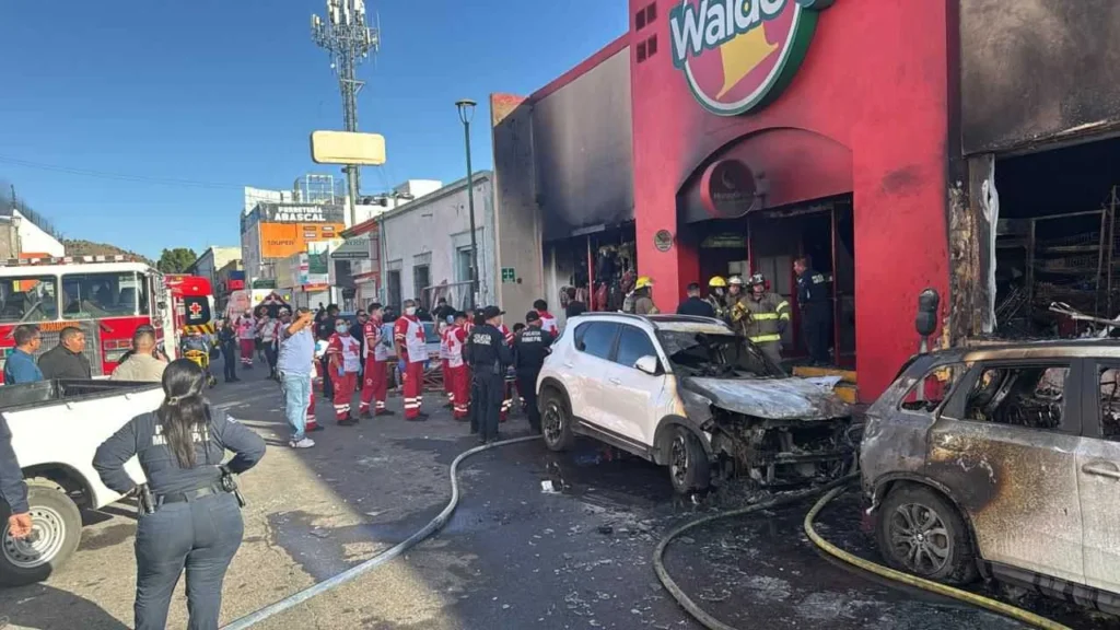 La tarde de este sábado se registró una explosión, que derivó en un incendio, en una tienda Waldo's en Hermosillo