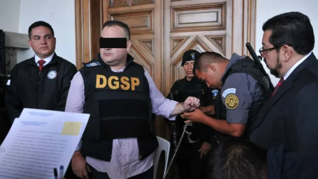 En 2021, se le giró una nueva orden de aprehensión por el delito de desaparición forzada, por lo que Javier Duarte tramitó varios amparos