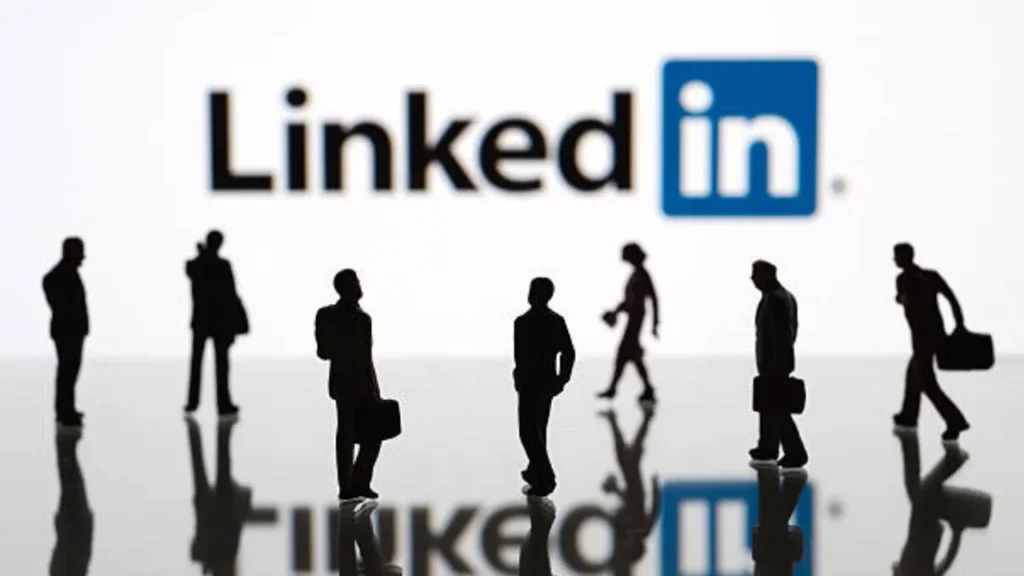 Utilizan perfiles como Amanda Qiu y Shirly Shen, en LinkedIn para vincularse con asistentes parlamentarios, funcionarios y académico