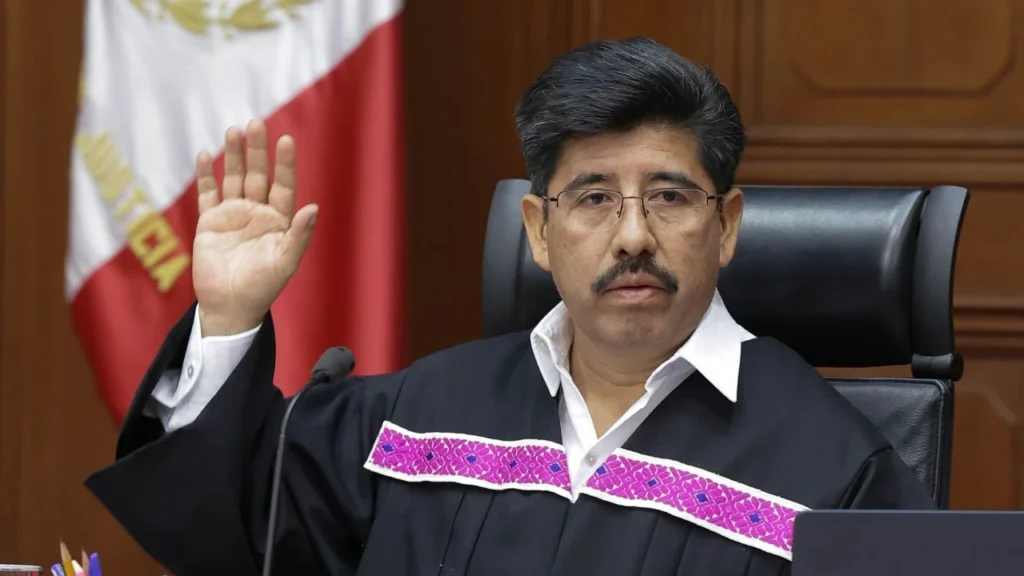 Estudiantes de la UNAM cuestionan a Hugo Aguilar