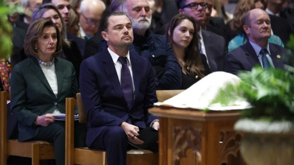 Entre los asistentes al funeral de la conservacionista Dra. Jane Goodall, celebrado en la Catedral Nacional de Washington, se encontraban (de izquierda a derecha) la congresista Nancy Pelosi (demócrata por California), el actor y ambientalista Leonardo DiCaprio, el chef José Andrés y el senador Chris Coons