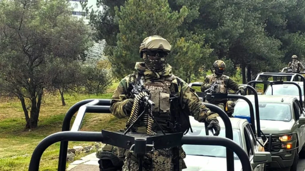 En las inmediaciones de la localidad de La Alberca, en el municipio de Apatzingán, elementos de la GN y en coordinación con personal del Ejército Mexicano y la Guardia Civil lograron la detención de dos personas.
