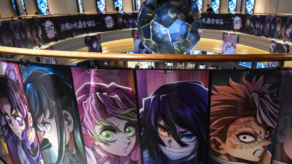 Señalización y los carteles promocionales de la película de anime japonesa "Demon Slayer" en un cine del barrio de Ikebukuro, en Tokio.