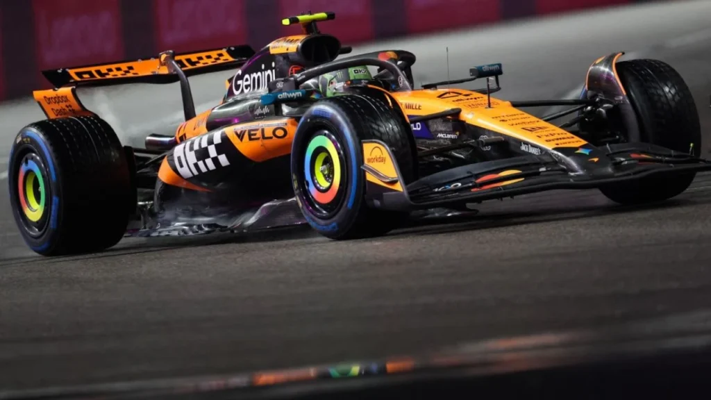 El piloto británico de McLaren, Lando Norris, compite durante la sesión de clasificación para el Gran Premio de Fórmula Uno de Las Vegas