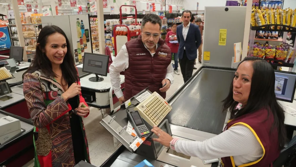 Empiezan las rebajas del Buen Fin en la calle José María Izazaga de la Colonia Centro