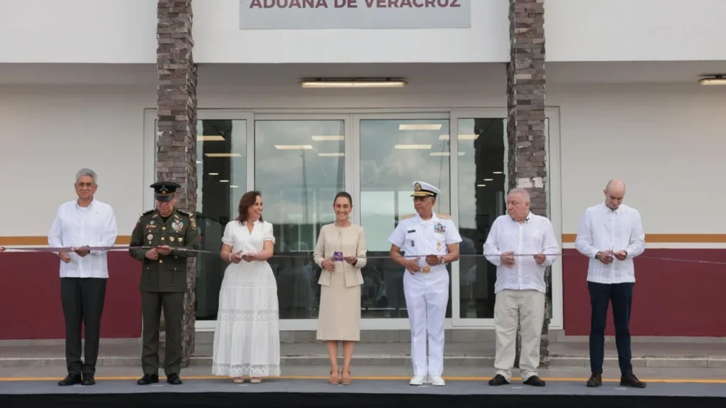 Foto: X/ Previo a la inauguración de la nueva aduana, la presidenta encabezó la ceremonia por el Bicentenario de la Consolidación de la Independencia en la Mar