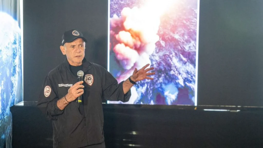 Autoridades de la alcaldía durante la presentación del proyecto del microsatélite MXÁO-1.