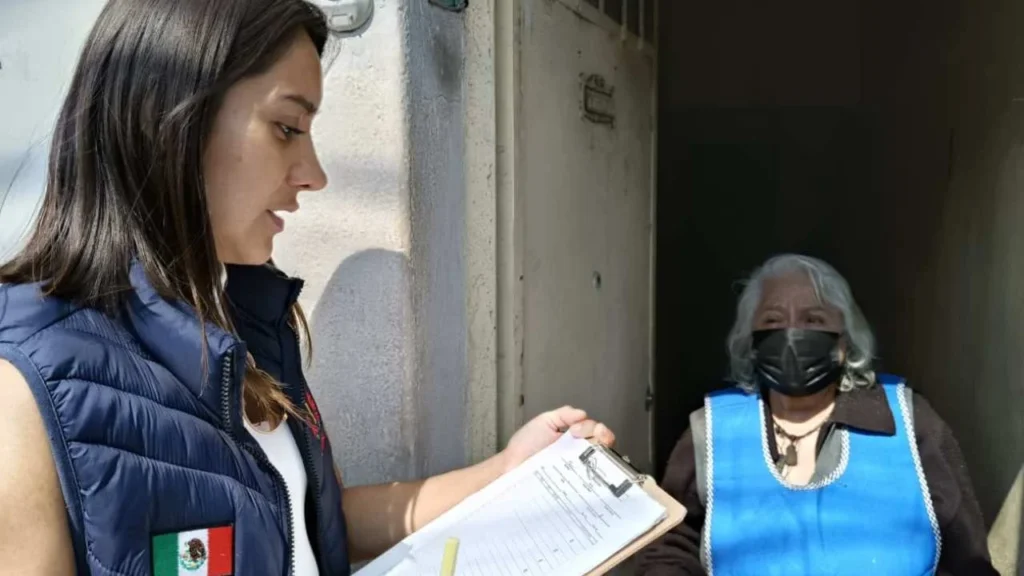 Personal de la alcaldía escucha las peticiones y denuncias de los vecinos de la colonia Obrera.