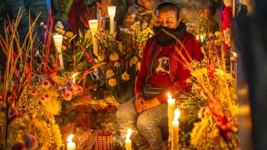 El panteón de San Andrés Mixquic reúne a miles de asistentes que buscan ser parte de la tradicional alumbrada por el Día de Muertos.