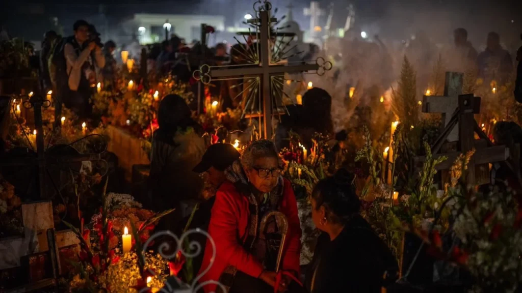 El panteón de San Andrés Mixquic reúne a miles de asistentes que buscan ser parte de la tradicional alumbrada por el Día de Muertos.