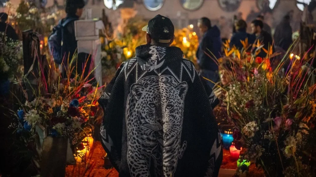 El panteón de San Andrés Mixquic reúne a miles de asistentes que buscan ser parte de la tradicional alumbrada por el Día de Muertos.
