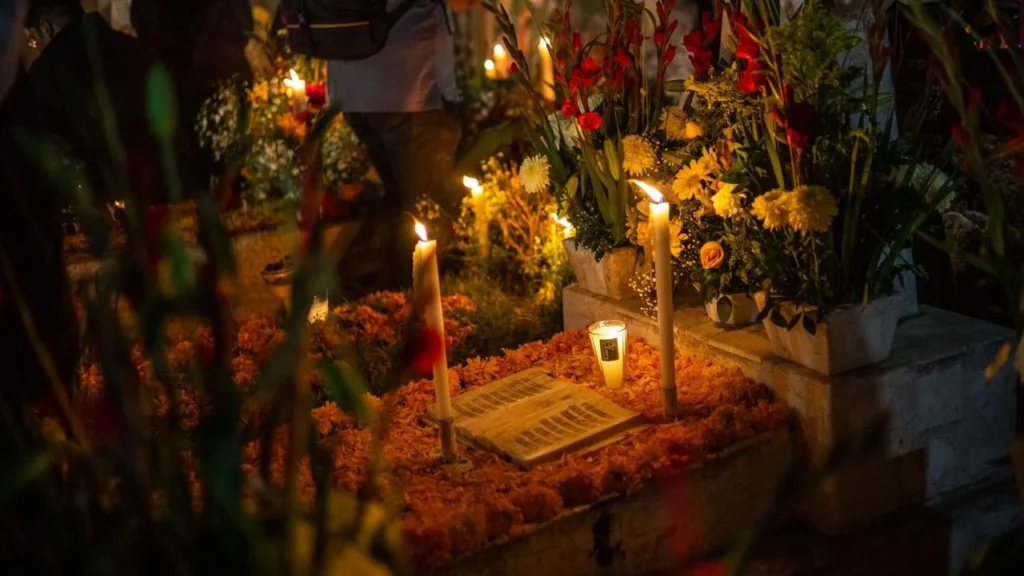 El panteón de San Andrés Mixquic reúne a miles de asistentes que buscan ser parte de la tradicional alumbrada por el Día de Muertos.