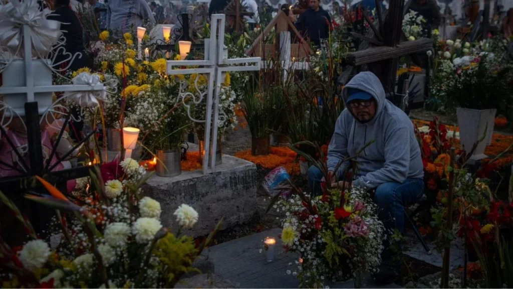 El panteón de San Andrés Mixquic reúne a miles de asistentes que buscan ser parte de la tradicional alumbrada por el Día de Muertos.