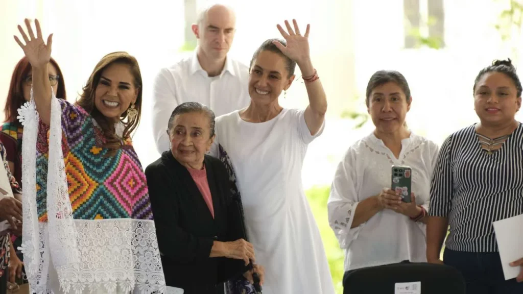 Sheinbaum prometió que con la puesta en marcha del Tren Maya de carga bajarán los precios de la gasolina en el sureste.