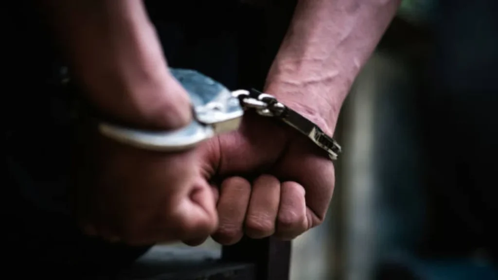 Detienen a seis personas —tres hombres de 29, 28 y 13 años, y tres mujeres de 33, 24 y 22 años en la Benito Juárez