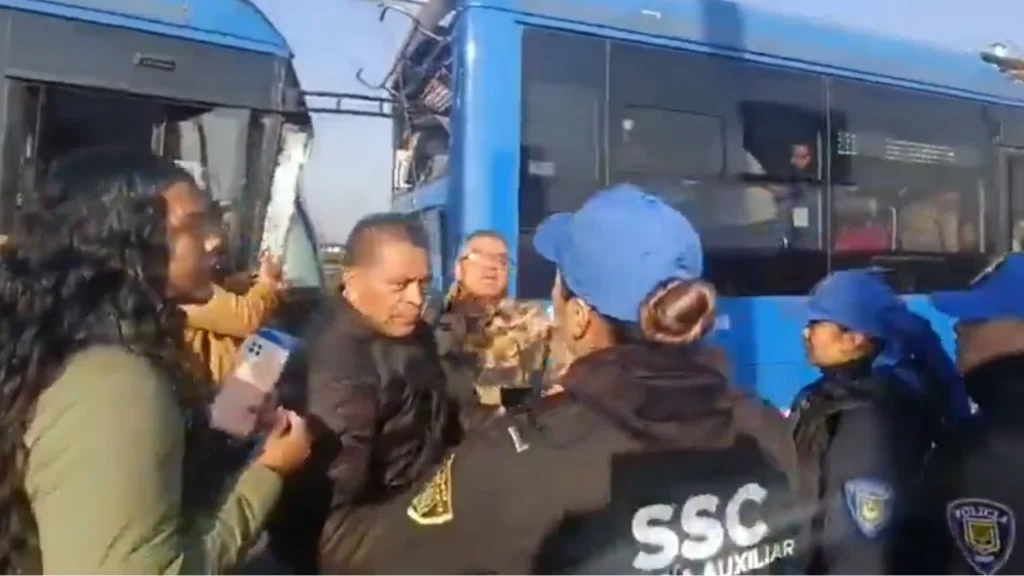 Dos unidades del Trolebús de la Línea 11 que va de Santa Martha a Chalco protagonizaron un fuerte accidente este martes.