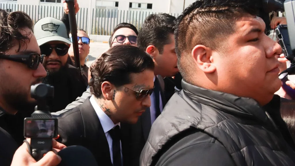 Christian Nodal libra vinculación a proceso tras audiencia
