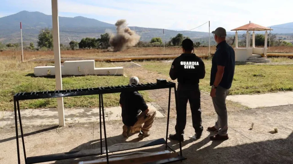 Elementos de seguridad pública del estado reciben capacitación en el manejo de equipo anti drones y artefactos explosivos.