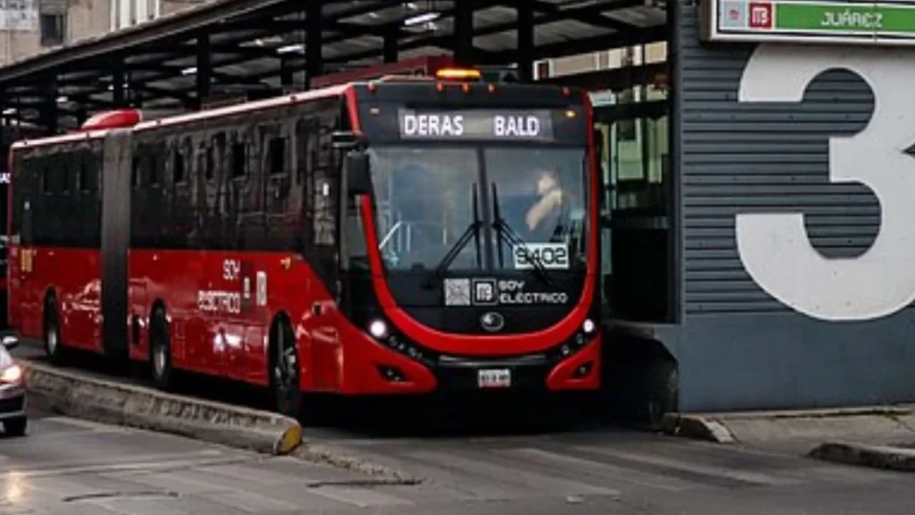 Unidad del Metrobús y una camioneta particular chocaron en la alcaldía Cuauhtémoc