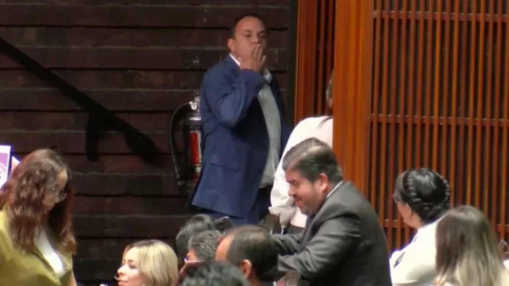 El diputado morenista le mandó un beso a la legisladora, quien le contestó con una 'mentada de madre'.